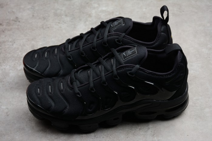 nike air vapormax plus triple black | 924453-004