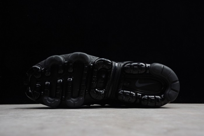 nike air vapormax plus triple black | 924453-004
