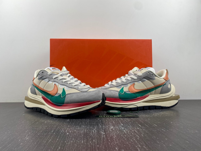 nike sacai x vaporwaffle “tour yellow ” dd1875-107
